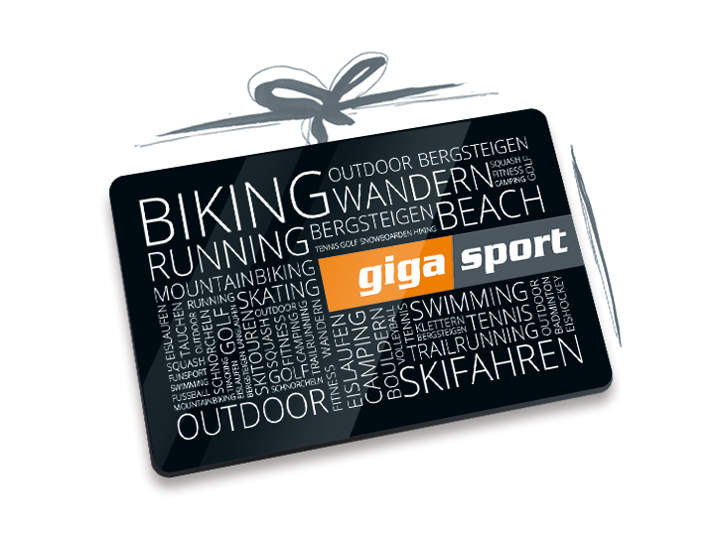 Una carta regalo con la scritta "Giga Sport" in arancione e bianco su sfondo nero, che descrive diverse attività sportive come ciclismo, escursionismo, nuoto e sci in diversi caratteri e orientamenti.