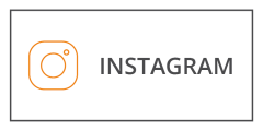 Logo di Instagram con un'icona di una fotocamera bordata di arancione sul lato sinistro e la parola "INSTAGRAM" in caratteri grigi sul lato destro, il tutto all'interno di una cornice rettangolare.