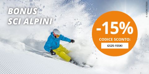 Uno sciatore in giacca blu e pantaloni gialli scia nella neve fresca. Il testo bianco recita "BONUS SCI ALPINI". Un cerchio arancione mostra "-15%" e un codice sconto "GS25-15SKI". Sullo sfondo splende la luce del sole.