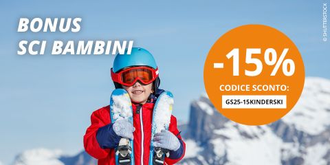 Un bambino sorridente in tenuta da sci tiene degli sci davanti a un paesaggio montano innevato. Il testo offre il 15% di sconto sugli sci per bambini con il codice GS25-15KINDERSKI e recita "BONUS SCI BAMBINI".