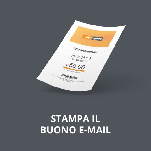 Un buono Gigasport da 50 euro fluttua su uno sfondo grigio, sotto c'è scritto in bianco "STAMPA IL BUONO E-MAIL". Il buono è dotato di un codice a barre e di un marchio arancione.