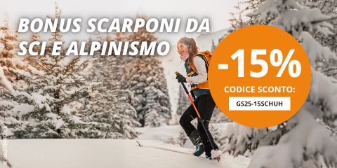 Una donna sorridente in abbigliamento invernale fa un'escursione in una foresta innevata. Il testo sull'immagine offre uno sconto del 15% su scarponi da sci e da montagna con il codice promozionale GS25-15SCHUH.