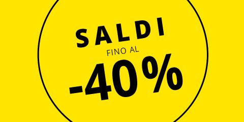 Sfondo giallo con testo nero: "Saldi fino al -40%", che indica una svendita con sconti fino al 40 percento.