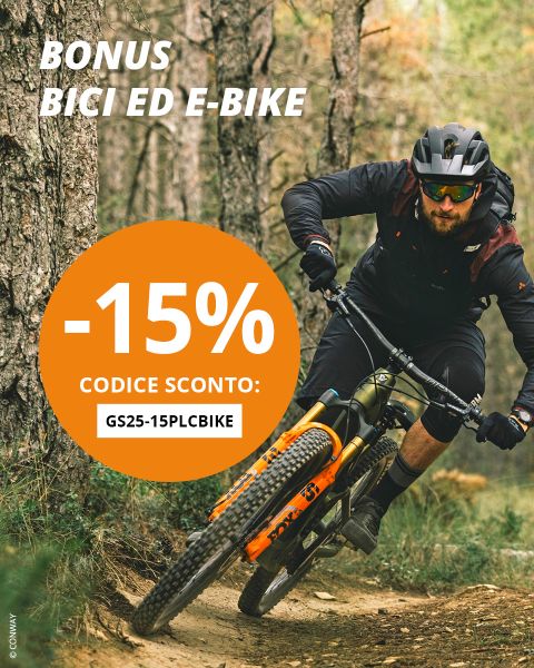 Un uomo sta percorrendo un sentiero nel bosco con una mountain bike. In primo piano, un cerchio arancione indica "-15% CODICE SCONTO: GS25-15PLCBIKE" come sconto per biciclette o e-bike. Il testo in alto recita "BONUS BICI / E-BIKE".