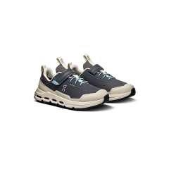 Un paio di scarpe sportive nere e beige con accenti blu, raffigurate in diagonale su sfondo bianco.