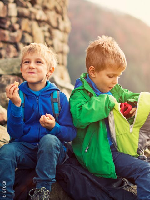 Due bambini piccoli sono seduti all